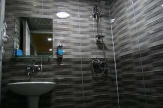 Мини-отель Kipiani Guest house Тбилиси Cемейный номер с собственной ванной комнатой-5