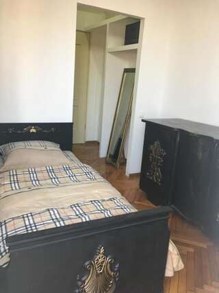 Мини-отель Kipiani Guest house Тбилиси Двухместный номер с 2 отдельными кроватями и дополнительной кроватью-9