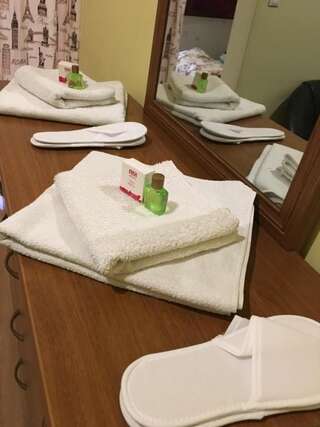 Мини-отель Kipiani Guest house Тбилиси Двухместный номер с двуспальной кроватью и дополнительной кроватью-1